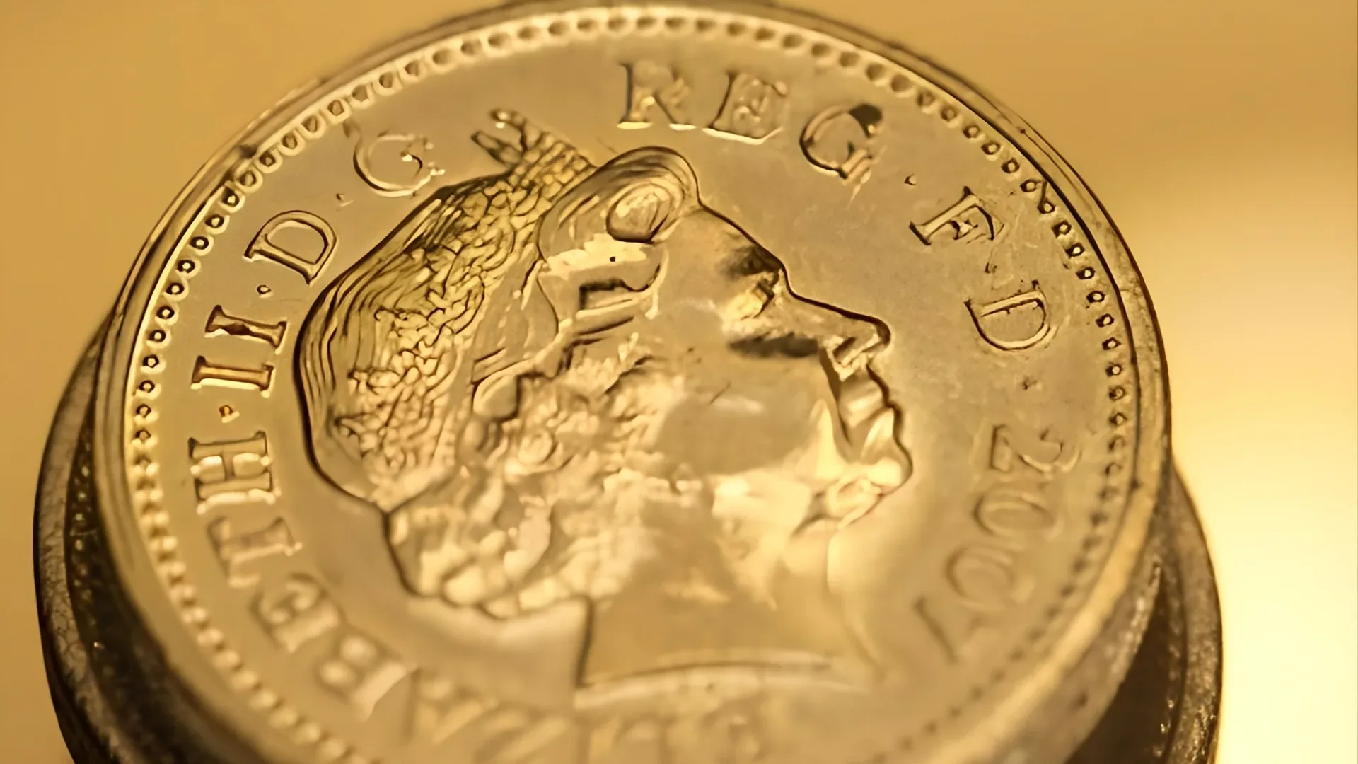 Sterlina d’oro: storia, valore e quotazione della moneta Regina Elisabetta